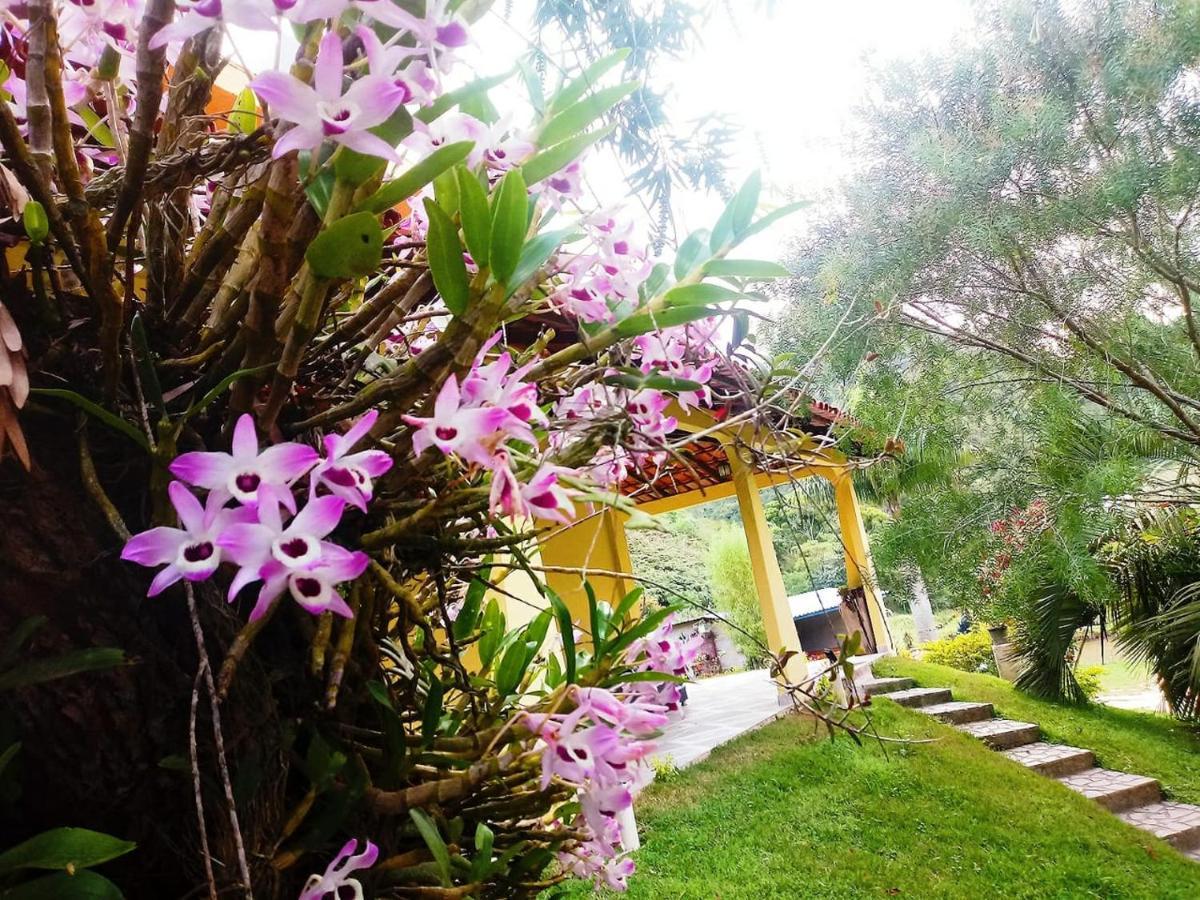 Casa Com Flores Công viên tiểu bang Pedra Azul Ngoại thất bức ảnh